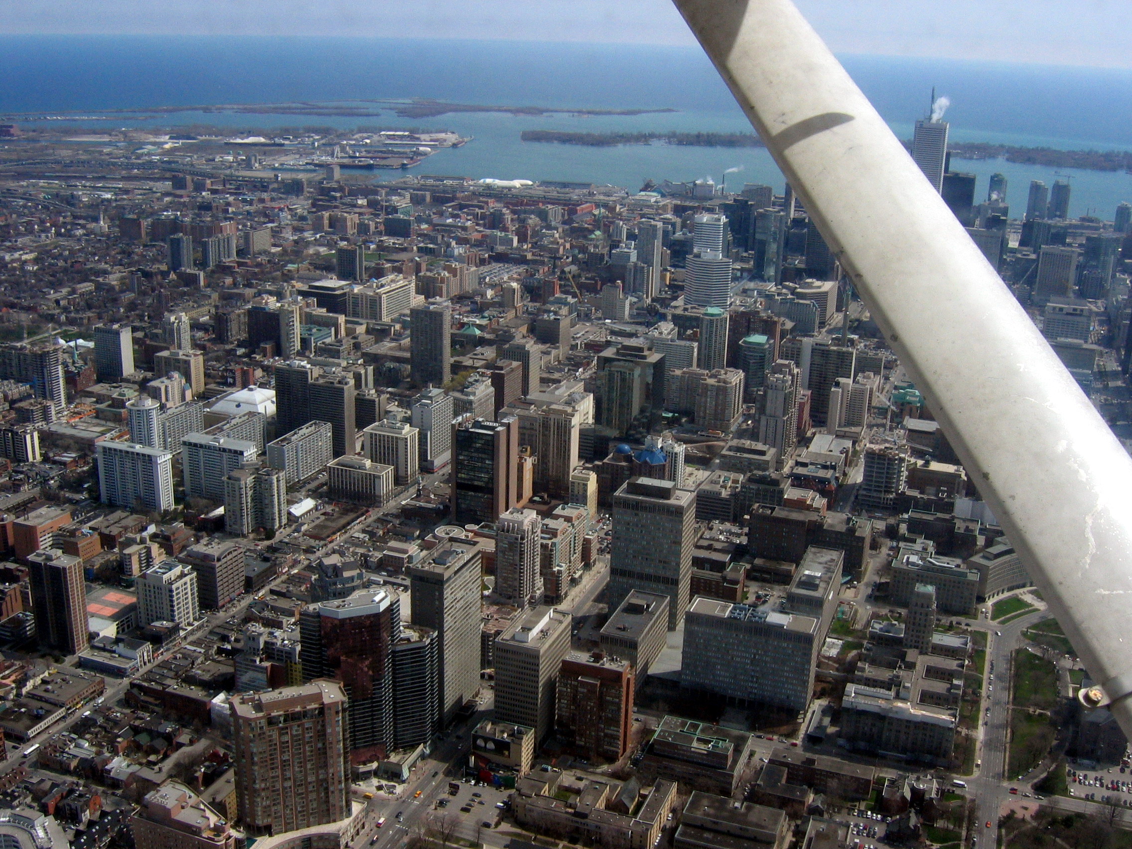FLying over Toronto April 20 2004 08.jpg